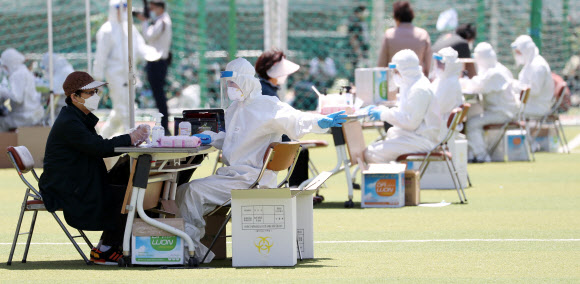 바쁘게 검체 검사하는 보건당국 관계자들