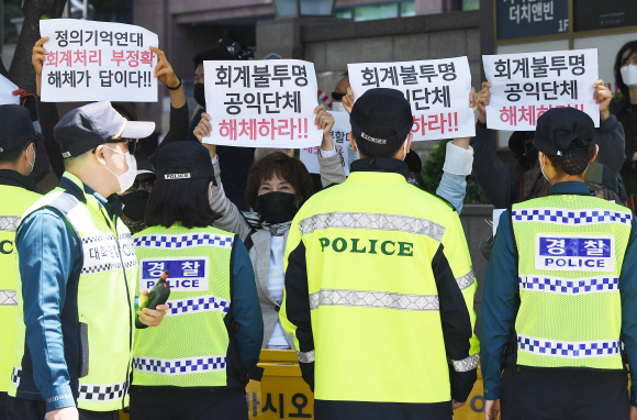 주옥순 엄마부대 대표를 비롯한 회원들이 13일 일본군 위안부 문제 해결을 촉구하는 제1439차 수요시위가 열리는 서울 종로구 옛 일본대사관 인근에서 정의기억연대 해체를 촉구하는 손팻말을 들고 있다. 2020.5.13 오장환 기자 5zzang@seoul.co.kr