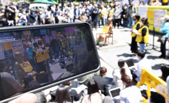 ‘일본군 성노예제 문제 해결을 위한 정의기억연대’에 대한 후원금 회계 관련 의혹이 연일 제기되는 13일 서울 옛 일본대사관 앞에서 일본군 위안부 문제 해결을 촉구하는 제1439차 수요시위가 온라인으로 진행되고 있다. 2020.5.13 오장환 기자 5zzang@seoul.co.kr