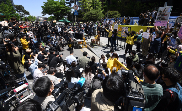 ‘일본군 성노예제 문제 해결을 위한 정의기억연대’에 대한 후원금 회계 관련 의혹이 연일 제기되는 13일 서울 옛 일본대사관 앞에서 일본군 위안부 문제 해결을 촉구하는 제1439차 수요시위가 열리고 있다. 2020.5.13 오장환 기자 5zzang@seoul.co.kr