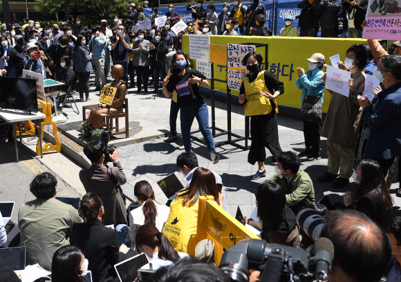 ‘일본군 성노예제 문제 해결을 위한 정의기억연대’에 대한 후원금 회계 관련 의혹이 연일 제기되는 13일 서울 옛 일본대사관 앞에서 일본군 위안부 문제 해결을 촉구하는 제1439차 수요시위가 열리고 있다. 2020.5.13 오장환 기자 5zzang@seoul.co.kr