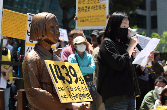 ‘일본군 성노예제 문제 해결을 위한 정의기억연대’에 대한 후원금 회계 관련 의혹이 연일 제기되는 13일 서울 옛 일본대사관 앞에서 일본군 위안부 문제 해결을 촉구하는 제1439차 수요시위가 열리고 있다. 2020.5.13 오장환 기자 5zzang@seoul.co.kr