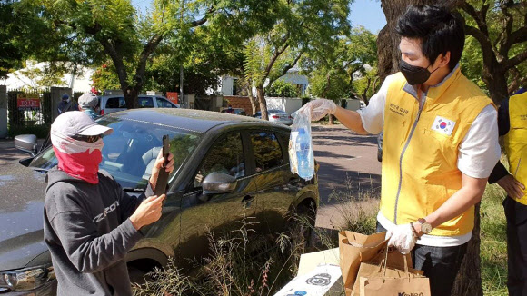 ‘대사관 도움받는 한국 국민 부러워요’ 사진 찍는 프랑스 탑승객