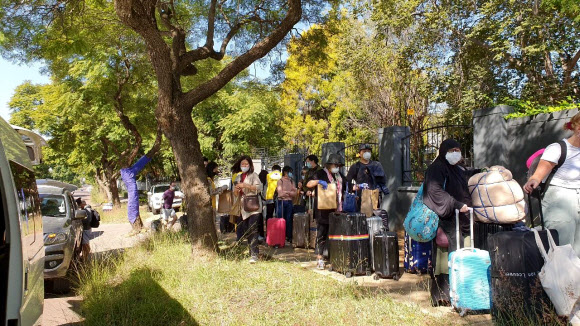 카타르대사관 옆에 출국 수속 줄을 선 교민들