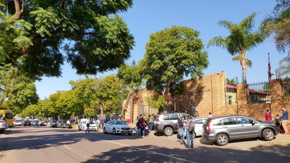 카타르 대사관 앞에 차량과 함께 길게 늘어선 대기줄