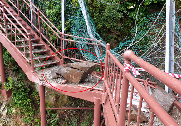 ‘하마터면’ 부산 송도해안산책로에 대형 바위 떨어져