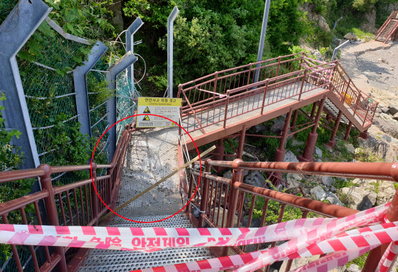 ‘하마터면’ 부산 송도해안산책로에 대형 바위 떨어져