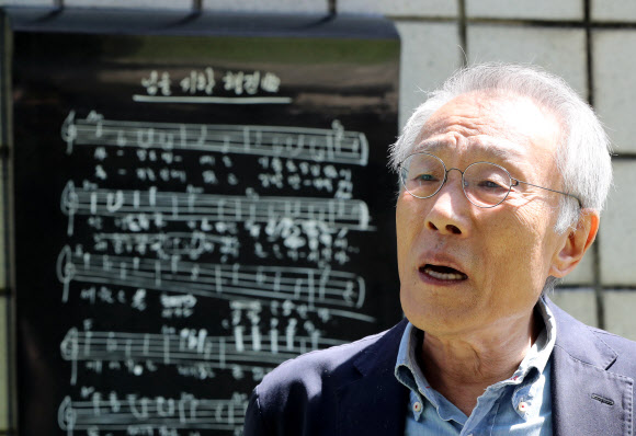 ‘님을위한행진곡’ 표지석 앞에선 황석영