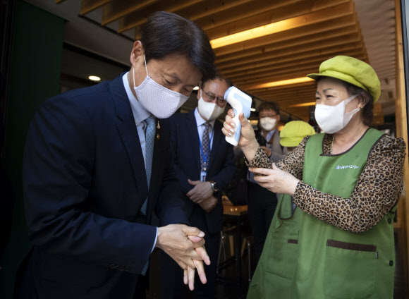 발열 검사하는 김강립 차관