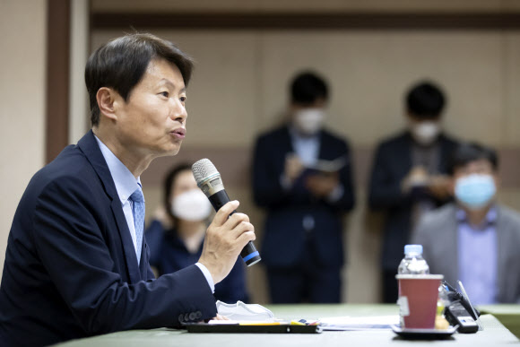 발언하는 김강립 차관