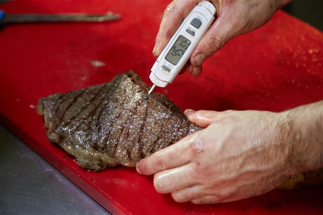 스테이크를 구울 때 중요한 것 중 하나가 고기 속 온도다. 미디엄 레어는 50~52도, 미디엄은 55도가량을 목표로 한다.