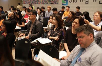 지난해 5월 광주에서 열린 광주아시아포럼에서 외국인들이 강연자의 설명을 듣고 있다. 5·18기념재단 제공