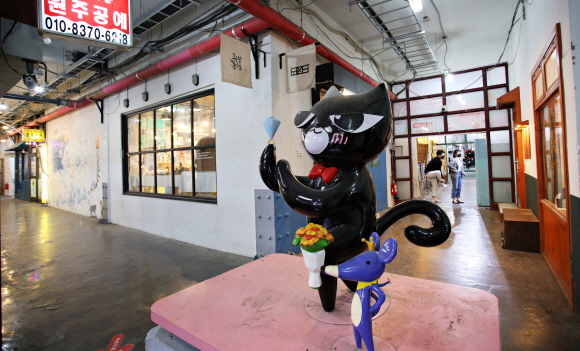 원주 미로예술시장의 마스코트인 고양이와 생쥐. 방치됐던 옛 원주중앙시장 2층을 현대적인 감각으로 새로 조성했다.  한국관광공사 제공