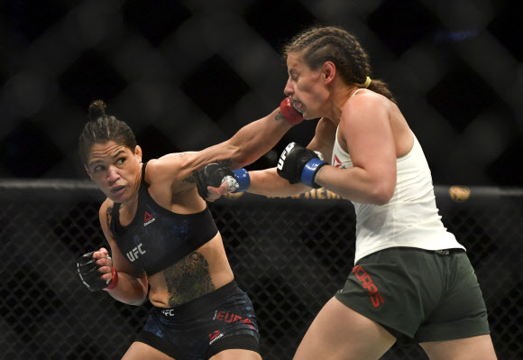 13일(현지시간) 미국 플로리다주 잭슨빌 바이스타 베테런스 메모리얼 아레나에서 ‘UFC 파이트 나이트’가 열린 가운데  시자라 유뱅크스(빨간 글러브)와 사라 모라스(파란 글러브)가 경기를 펼치고 있다. USA 투데이 스포츠 연합뉴스