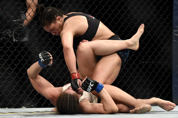 13일(현지시간) 미국 플로리다주 잭슨빌 바이스타 베테런스 메모리얼 아레나에서 ‘UFC 파이트 나이트’가 열린 가운데  시자라 유뱅크스(빨간 글러브)와 사라 모라스(파란 글러브)가 경기를 펼치고 있다. AFP 연합뉴스