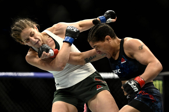 13일(현지시간) 미국 플로리다주 잭슨빌 바이스타 베테런스 메모리얼 아레나에서 ‘UFC 파이트 나이트’가 열린 가운데  시자라 유뱅크스(빨간 글러브)와 사라 모라스(파란 글러브)가 경기를 펼치고 있다. AFP 연합뉴스