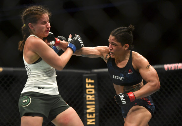 13일(현지시간) 미국 플로리다주 잭슨빌 바이스타 베테런스 메모리얼 아레나에서 ‘UFC 파이트 나이트’가 열린 가운데  시자라 유뱅크스(빨간 글러브)와 사라 모라스(파란 글러브)가 경기를 펼치고 있다. USA 투데이 스포츠 연합뉴스