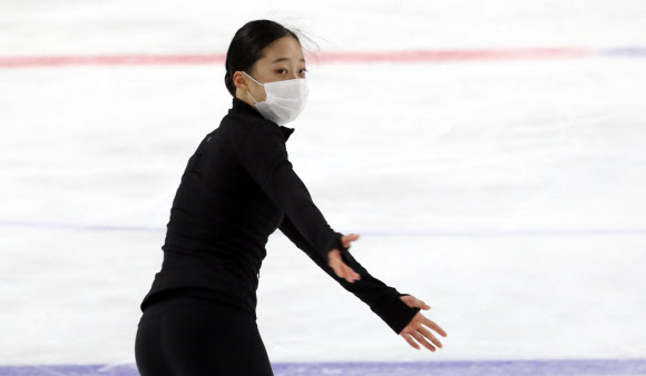 마스크 쓰고 훈련하는 유영