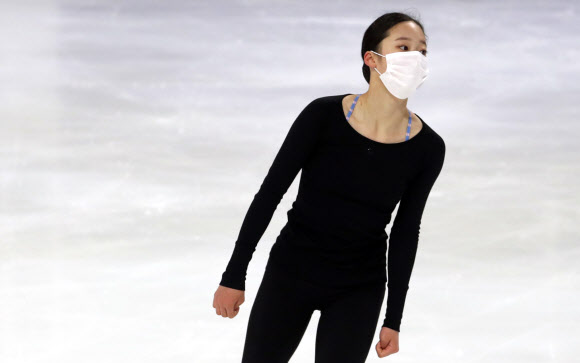 마스크 쓰고 훈련하는 유영