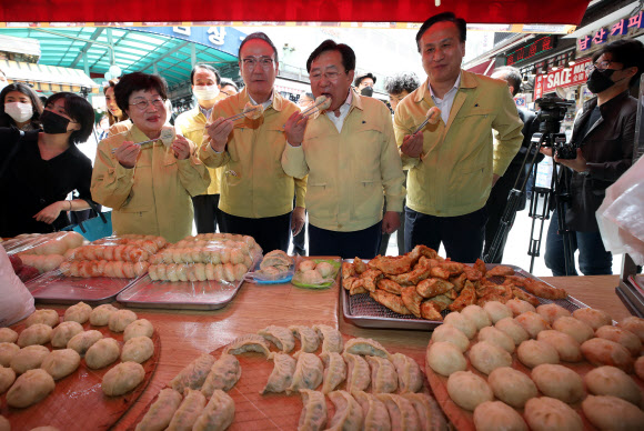 전통시장서 만두 먹는 김기문 중소기업중앙회장