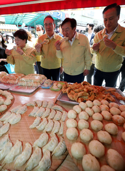 전통시장서 만두 먹는 김기문 중소기업중앙회장