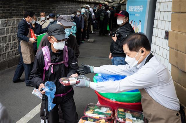 코로나19 확진자 종로 낙원동 방문 ‘어르신 무료급식 비상’