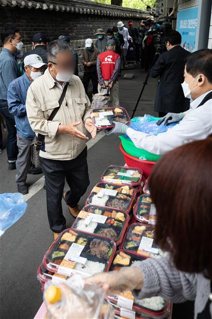 줄지어 무료급식 받는 어르신들 ‘코로나19 확진자 낙원동 방문 큰일이네’