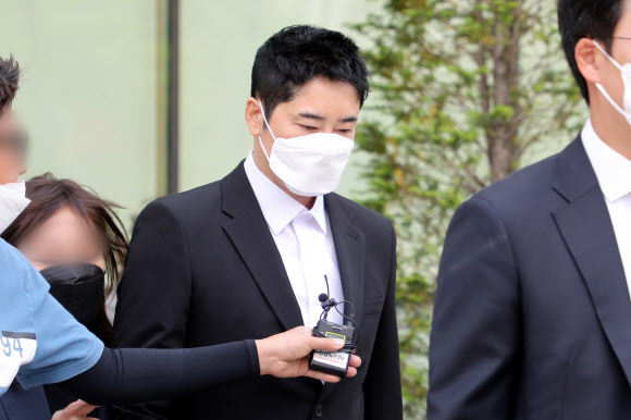 고개 숙인 강지환