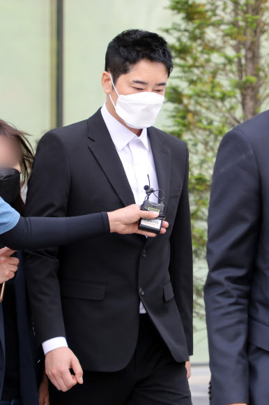 고개 숙인 강지환