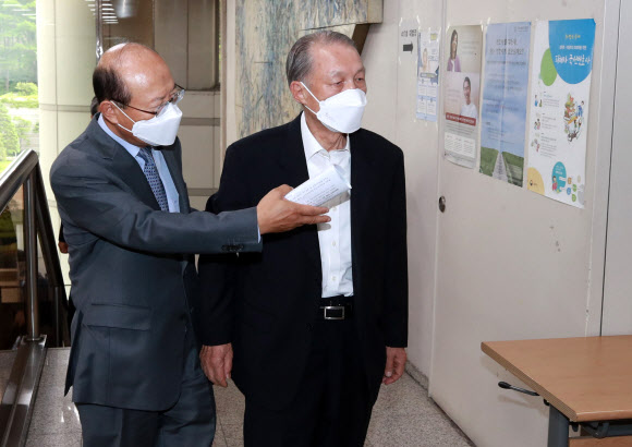 속행 공판 출석하는 김기춘 전 대통령 비서실장