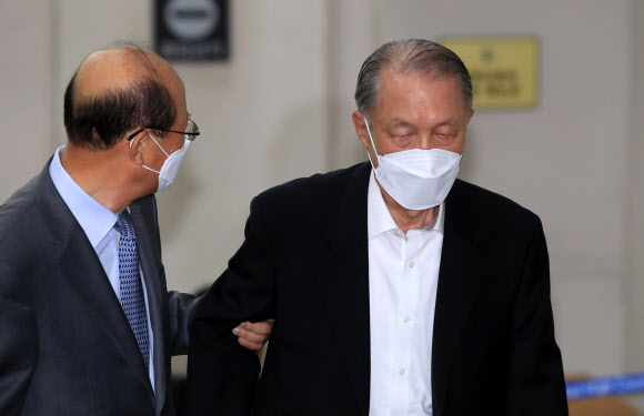 속행 공판 출석하는 김기춘 전 대통령 비서실장