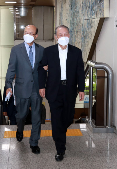 속행 공판 출석하는 김기춘 전 대통령 비서실장