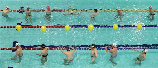 ‘수중 휴식’ 생활 속 거리두기