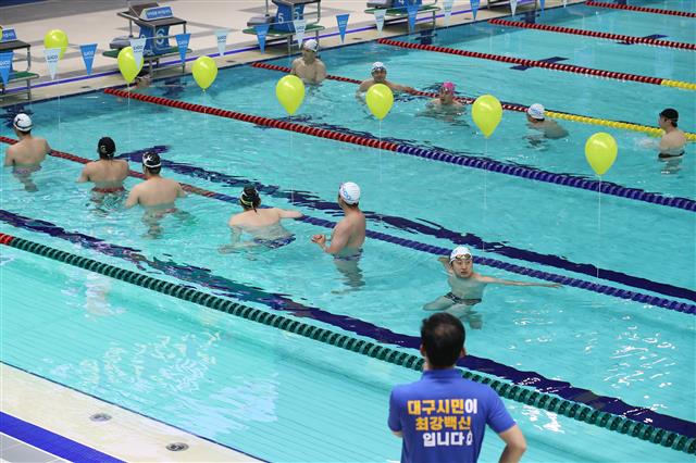 ‘생활 속 거리두기’ 수영장 수중 휴식