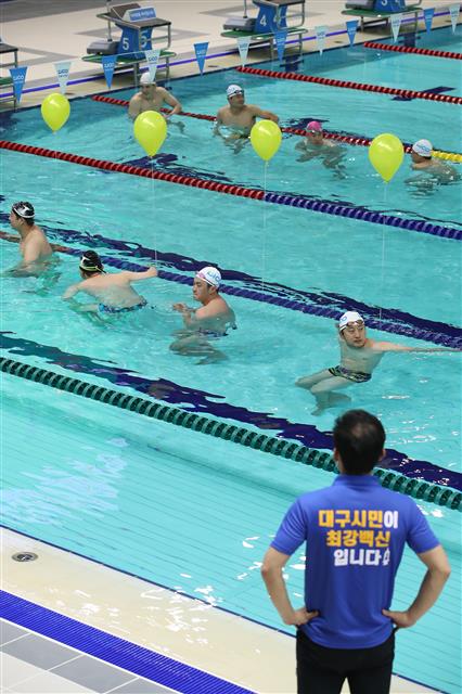 ‘생활 속 거리두기’ 수영장 수중 휴식