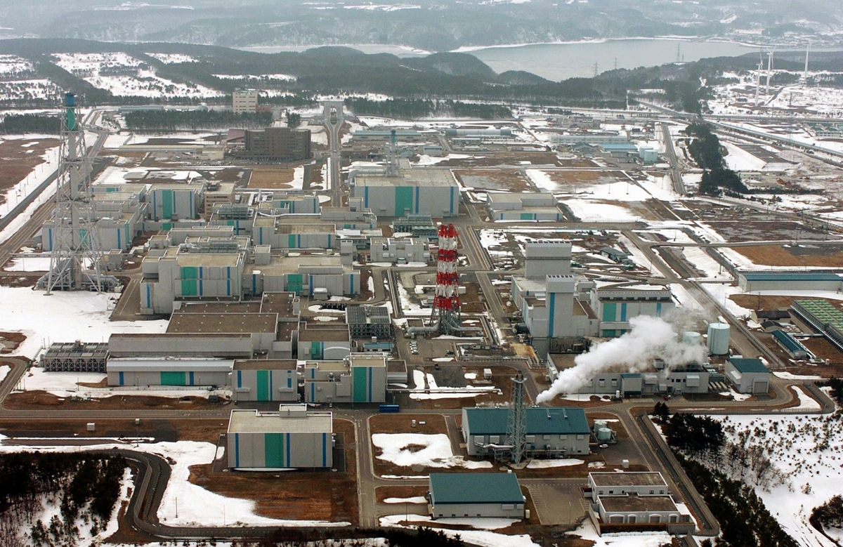 일본 아오모리현 롯카쇼무라에 있는 사용후핵연료 재처리공장.  AP 연합뉴스