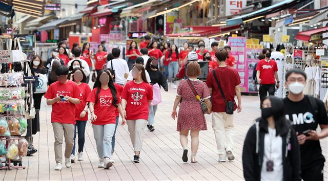 홍대거리의 ‘노마스크’ 행렬....코로나19 불감증?
