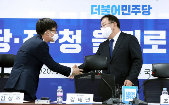 악수하는 김태년-김상조