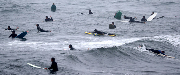 파도가 반가운 서퍼들