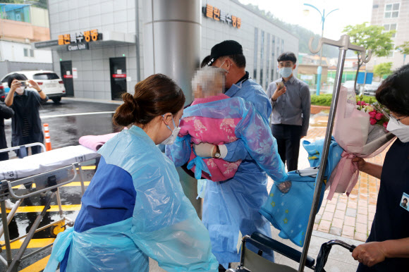 퇴원하는 코로나 국내 최고령 환자
