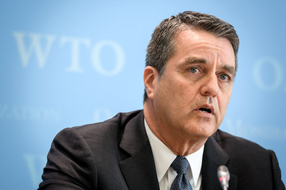 호베르투 아제베두 세계무역기구(WTO) 사무총장이 14일 전격적으로 사임 의사를 표명했다. 사진은 아제베두 사무총장이 2018년 4월 12일 스위스 제네바 WTO 본부에서 기자회견을 하는 모습. 제네바 AFP 연합뉴스