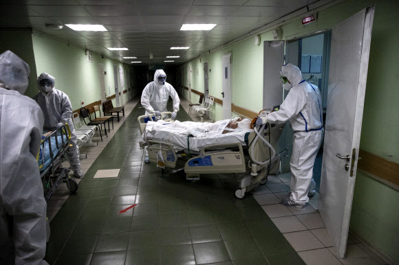 의료진이 러시아 모스크바에서 코로나19 바이러스에 감염된 환자를 옮기고 있다. 연합뉴스