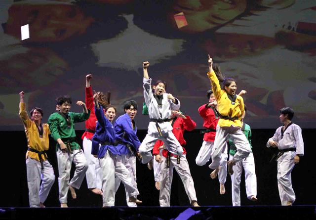 ‘시선 사로잡는 태권도 시범’