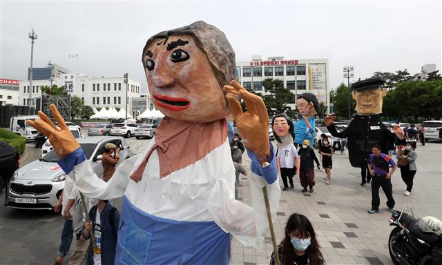 80년 당시 광주 시민 형상화 종이탈 ‘행진’