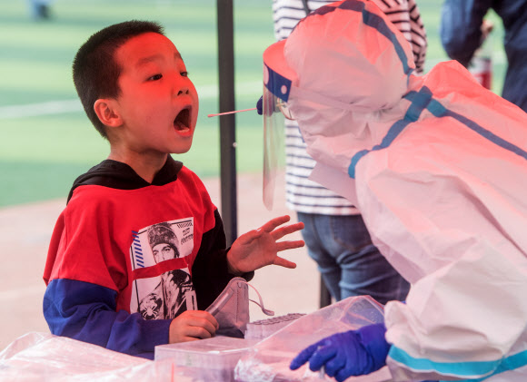 코로나19 ‘핵산 검사’ 받는 중국 우한시 어린이