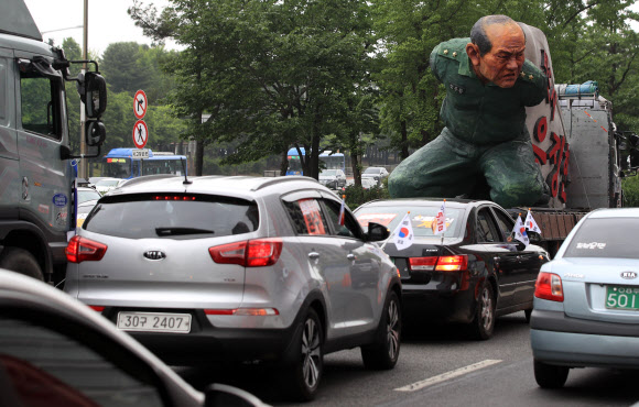 여의도 도심에 등장한 전두환 조형물