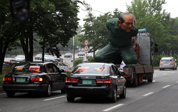 여의도 도심에 등장한 전두환 조형물