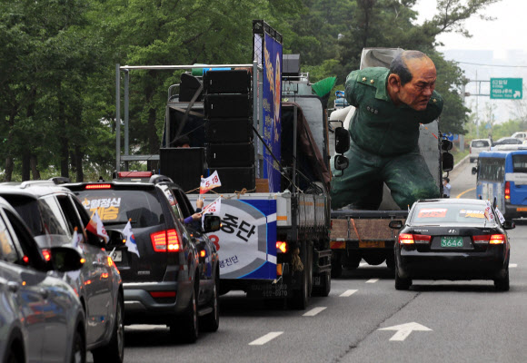 여의도 도심에 등장한 전두환 조형물