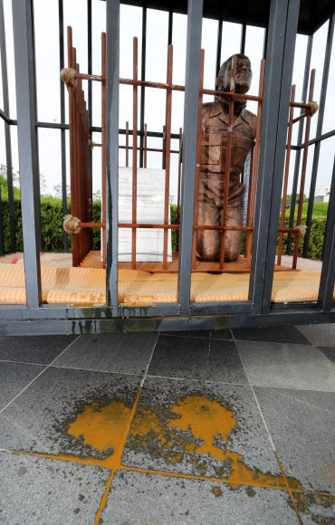 수난 이어지는 전두환 풍자 작품