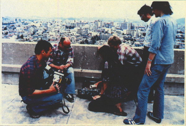 1980년 5·18광주민주화운동 당시 전남대병원 옥상에서 독일 기자 위르겐 힌츠페터(맨 왼쪽)가 평화봉사단원들과 인터뷰를 준비하는 모습. 오른쪽부터 데이비드 돌린저, 폴 코트라이트, 팀 윈버그, 주디 챔벌린.  5·18기념재단 제공